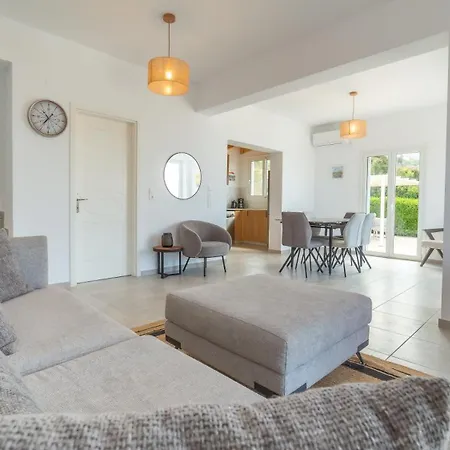 Daphne, Lourdas Bay View וילה
